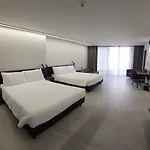 Aparthotel Onyx Saint Julian's